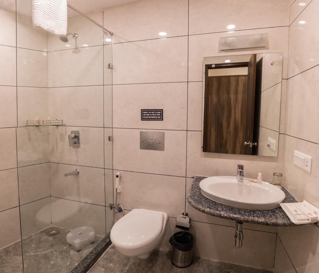 Hotel Seven Oaks Dehradun Buitenkant foto