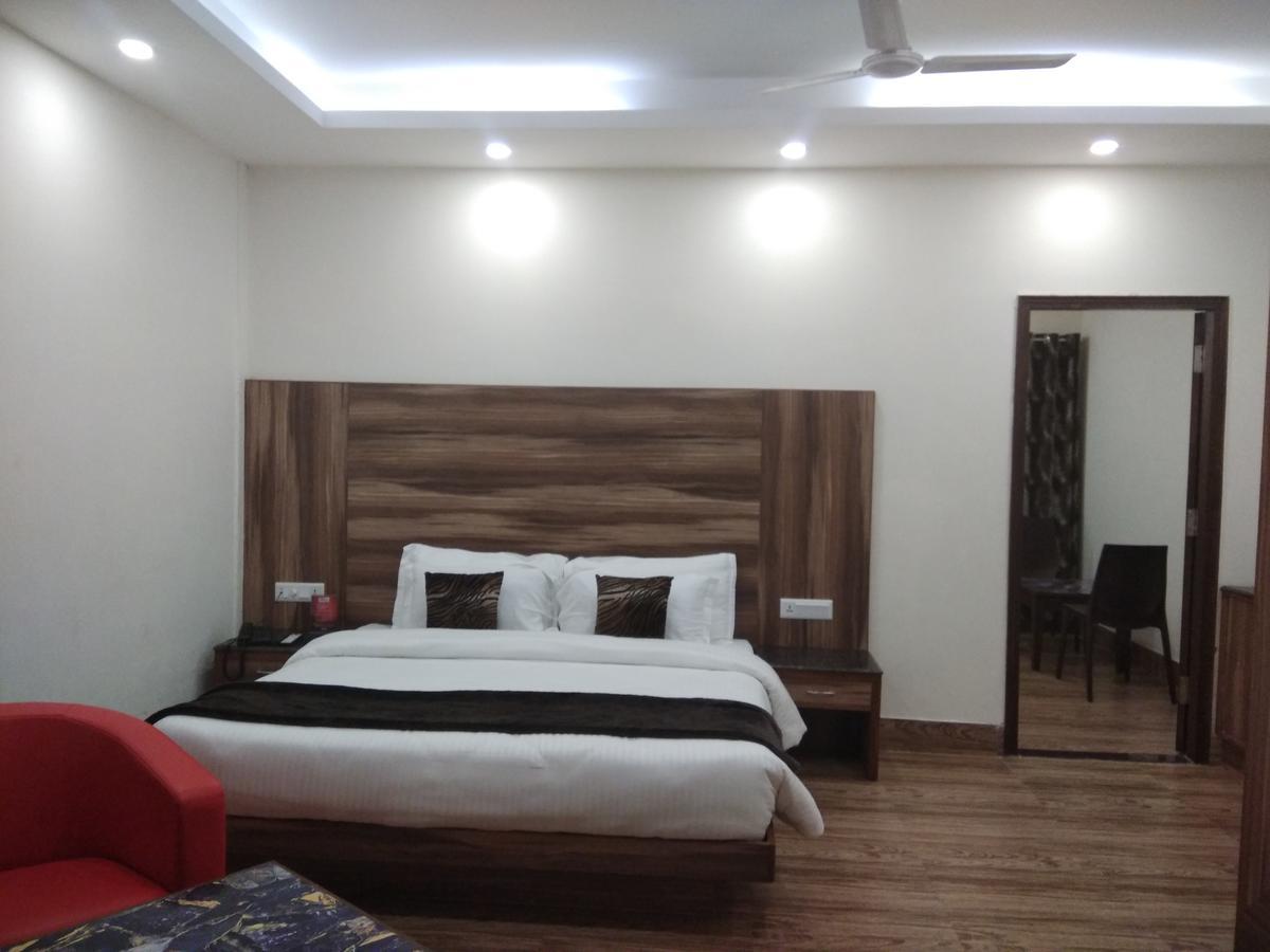 Hotel Seven Oaks Dehradun Buitenkant foto