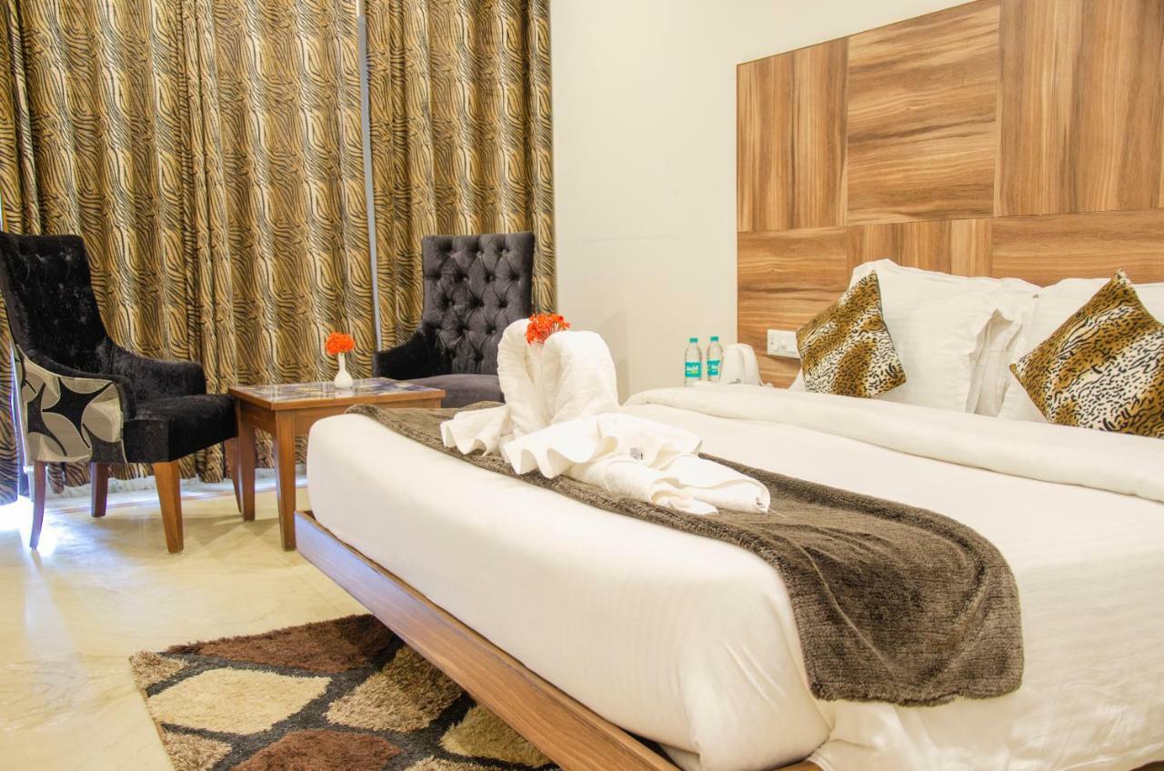 Hotel Seven Oaks Dehradun Buitenkant foto